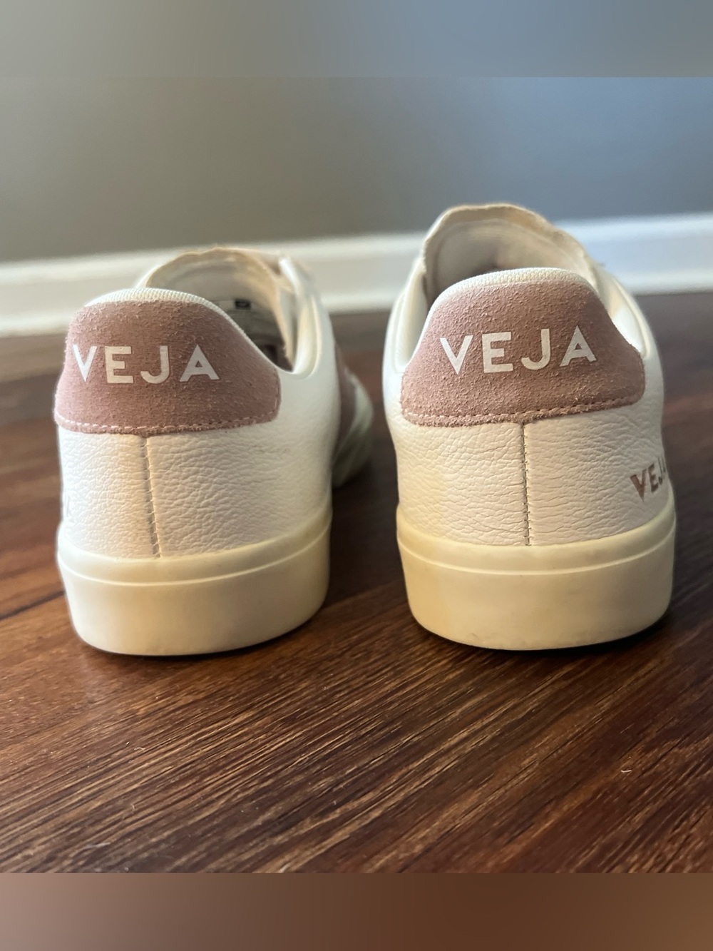 VEJA size 8 Recife Low Top Leather Shoes - White, Pink Preowned Good - Picture 7 of 9